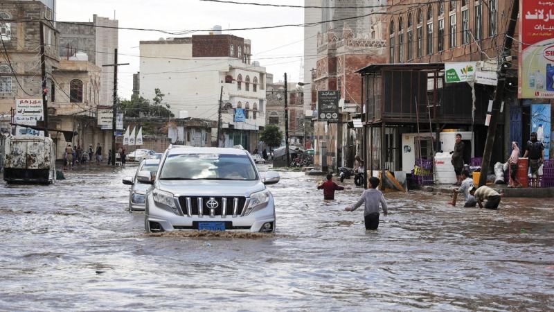 12 قتيلاً وأضرار جسيمة في 5 محافظات يمنية جراء هطول أمطار غزيرة