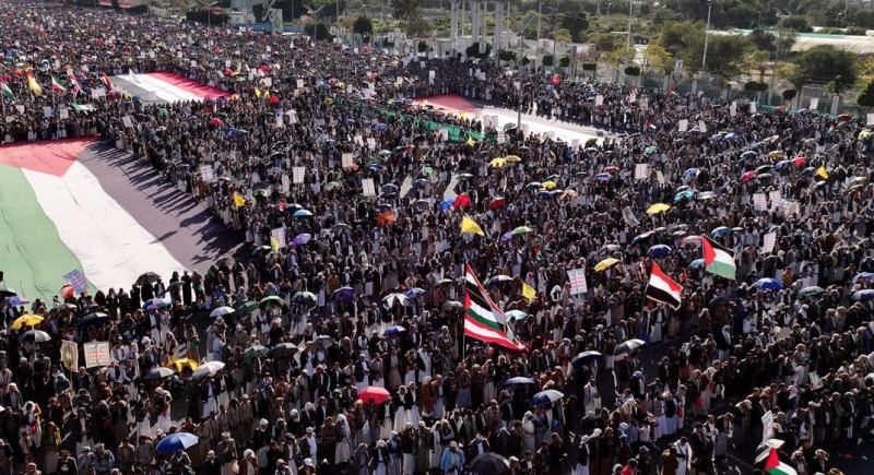 صنعاء…حشود جماهيرية كبيرة تستنكر صمت الأنظمة العربية إزاء جرائم الاحتلال في غزة