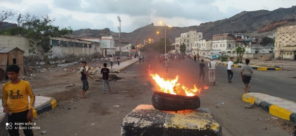 عدن…. تجدد الاحتجاجات الغاضبة تنديدا بانقطاع الكهرباء