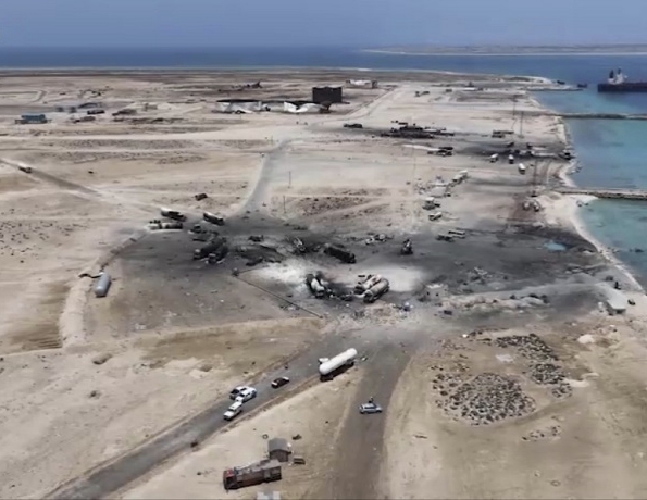 الحوثيون يحتجزون سفناً تجارية في ميناء رأس عيسى