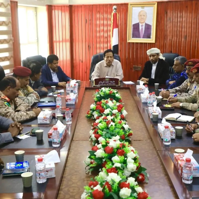 المهرة…”بن ياسر “يترأس اجتماع اللجنة الأمنية ويشيد بتضحيات الجيش والأمن