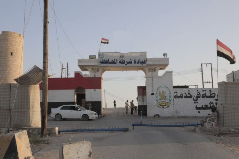 أمن المهرة يضبط قاتلًا بعد ارتكابه جريمة قتل خلال ساعات في مديرية المسيلة