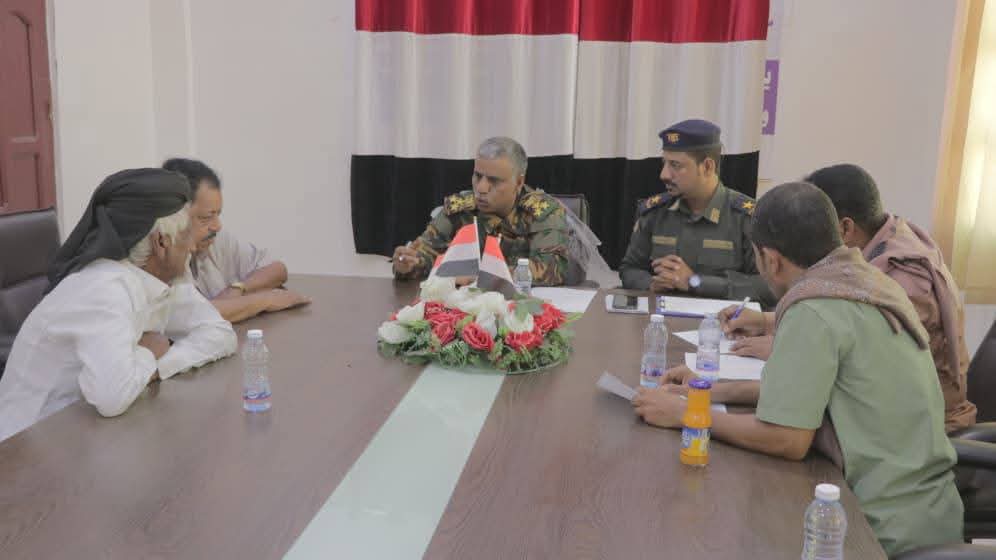 المهرة… مدير الأمن يبحث مع عُقّال الحارات سُبل التنسيق وآلية حصر بيانات الساكنين