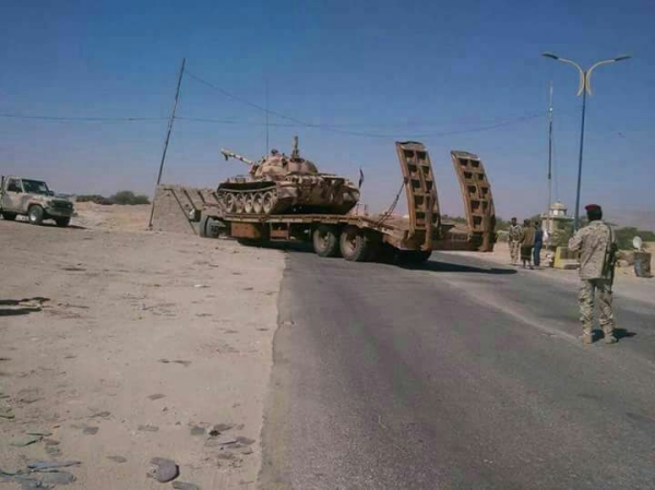 الانتقالي ينقل الأسلحة والدبابات الثقيلة من معسكر الخشعة باتجاه شبوة