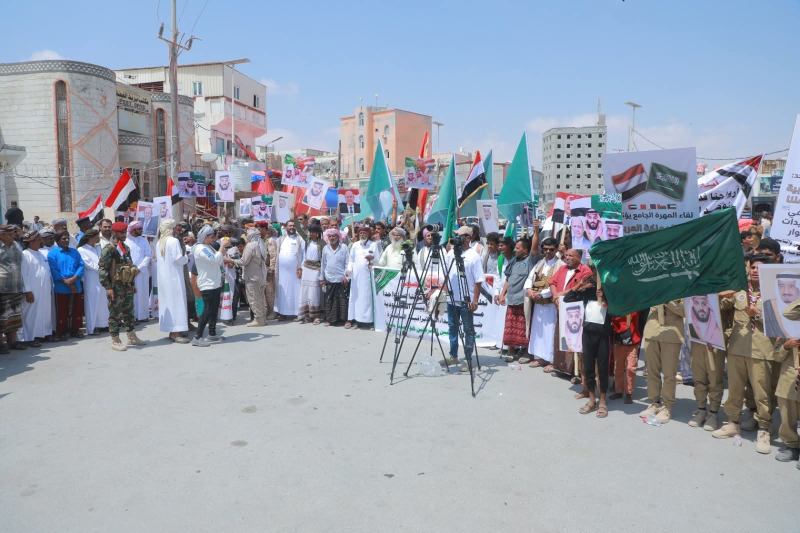 المهرة…مسيرة جماهيرية تعلن تضامنها مع السعودية وتندد بالاعتداءات الإيرانية